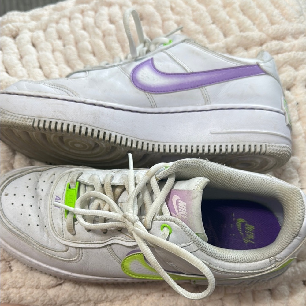 Nike White and Purple Sneakers with Green Highlights